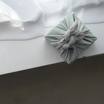 창가의 회청 꽃매듭