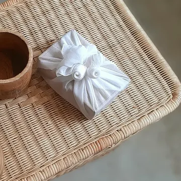 라탄 위 백색 장미 매듭