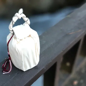 난간 위 작은 보자기