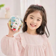 투명 원형 구디백을 들고 웃는 어린이