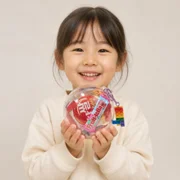 구디백을 들고 웃는 어린이